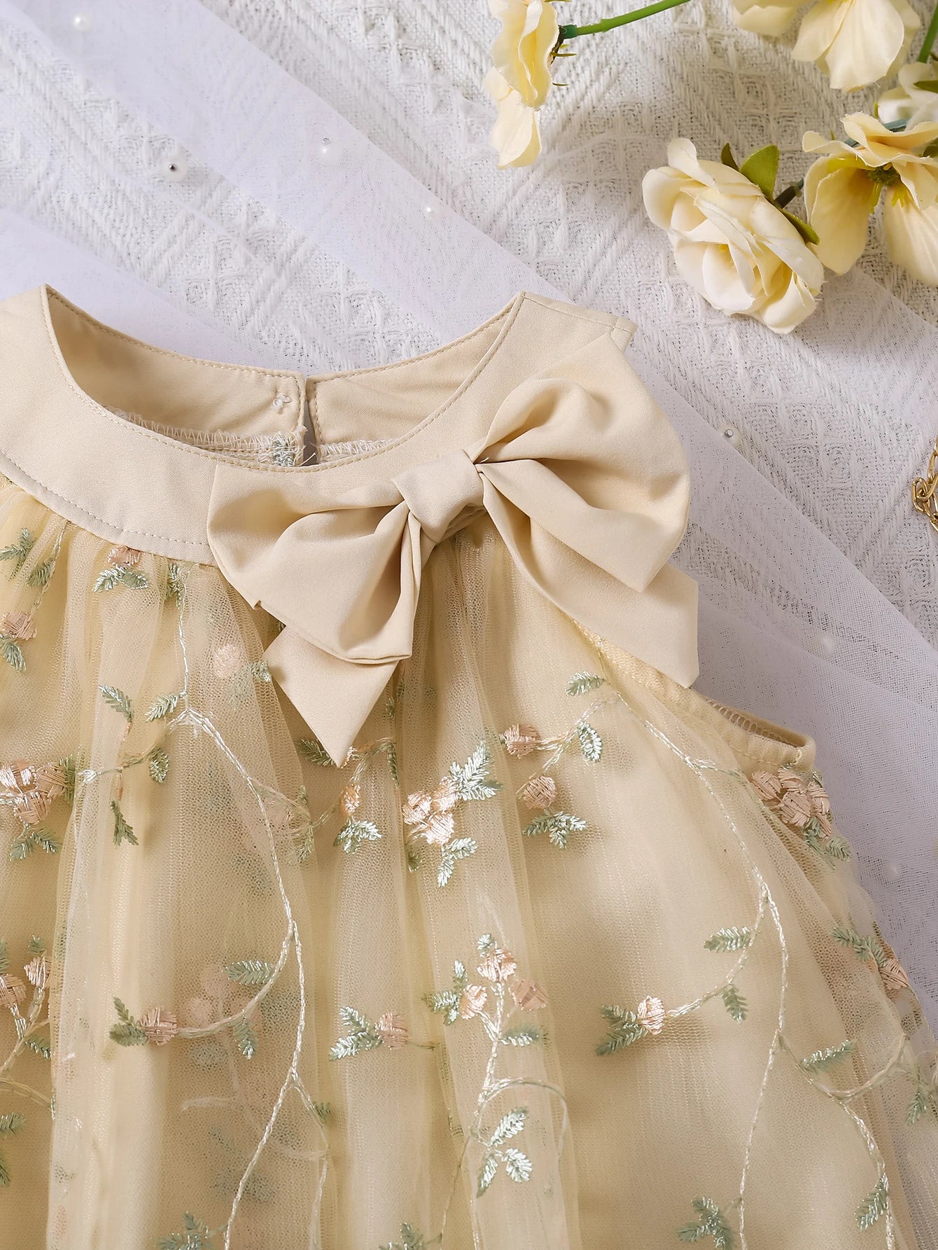 A summer fashionable girl dress with small floral embroidery, net gauze and bow decoration, and a cute princess dress