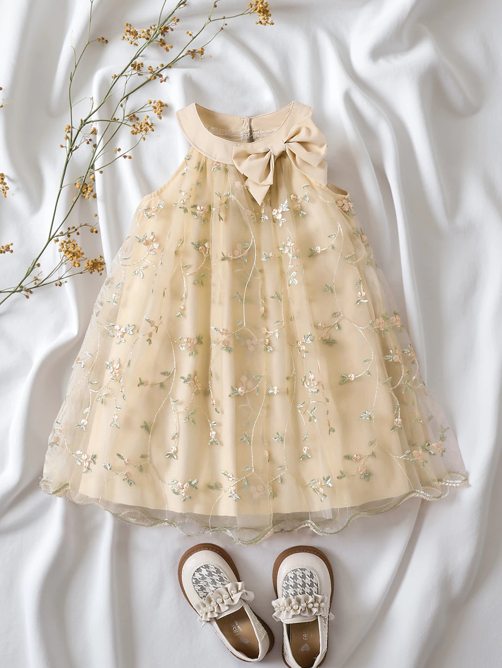 A summer fashionable girl dress with small floral embroidery, net gauze and bow decoration, and a cute princess dress