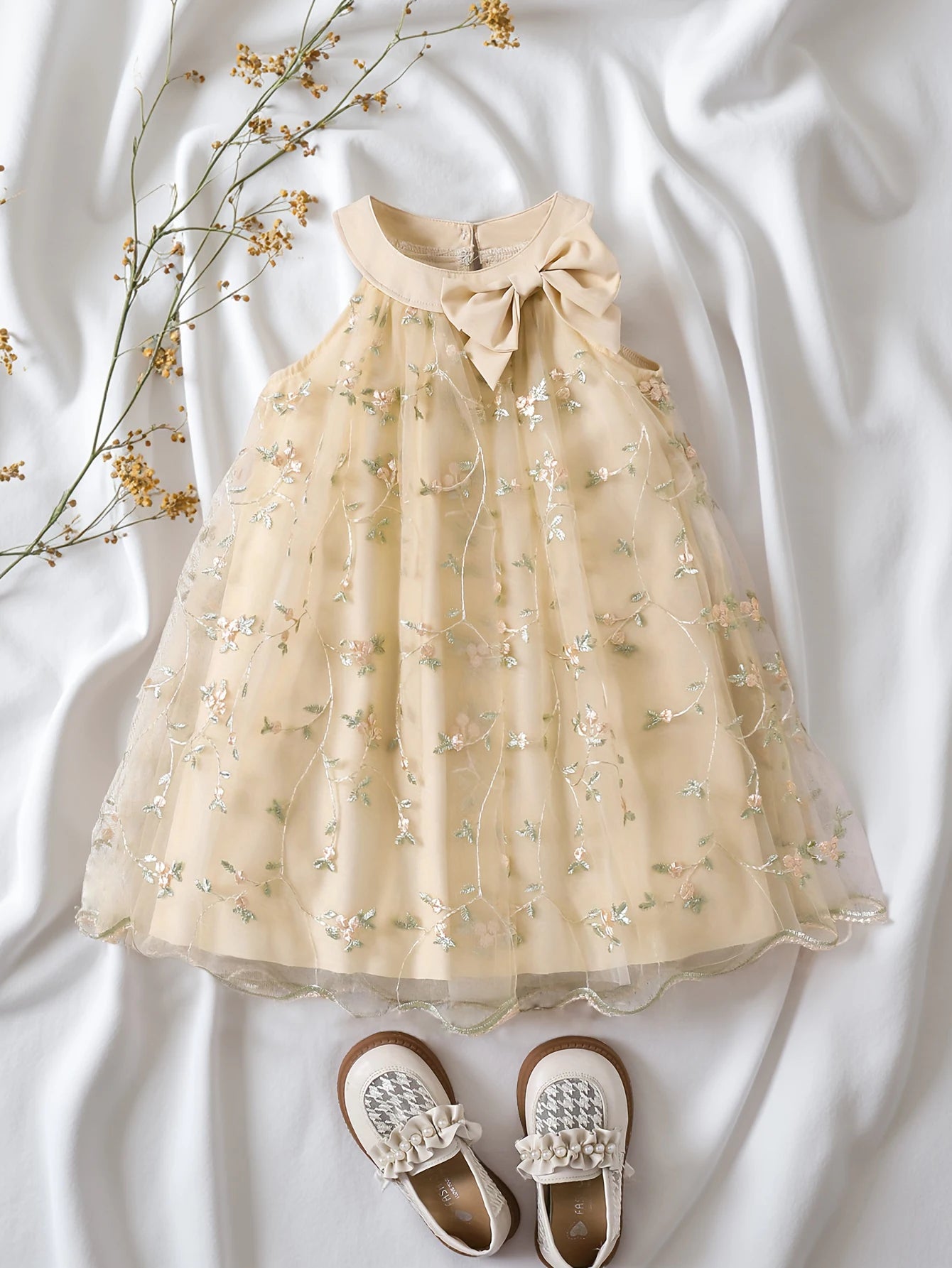 A summer fashionable girl dress with small floral embroidery, net gauze and bow decoration, and a cute princess dress