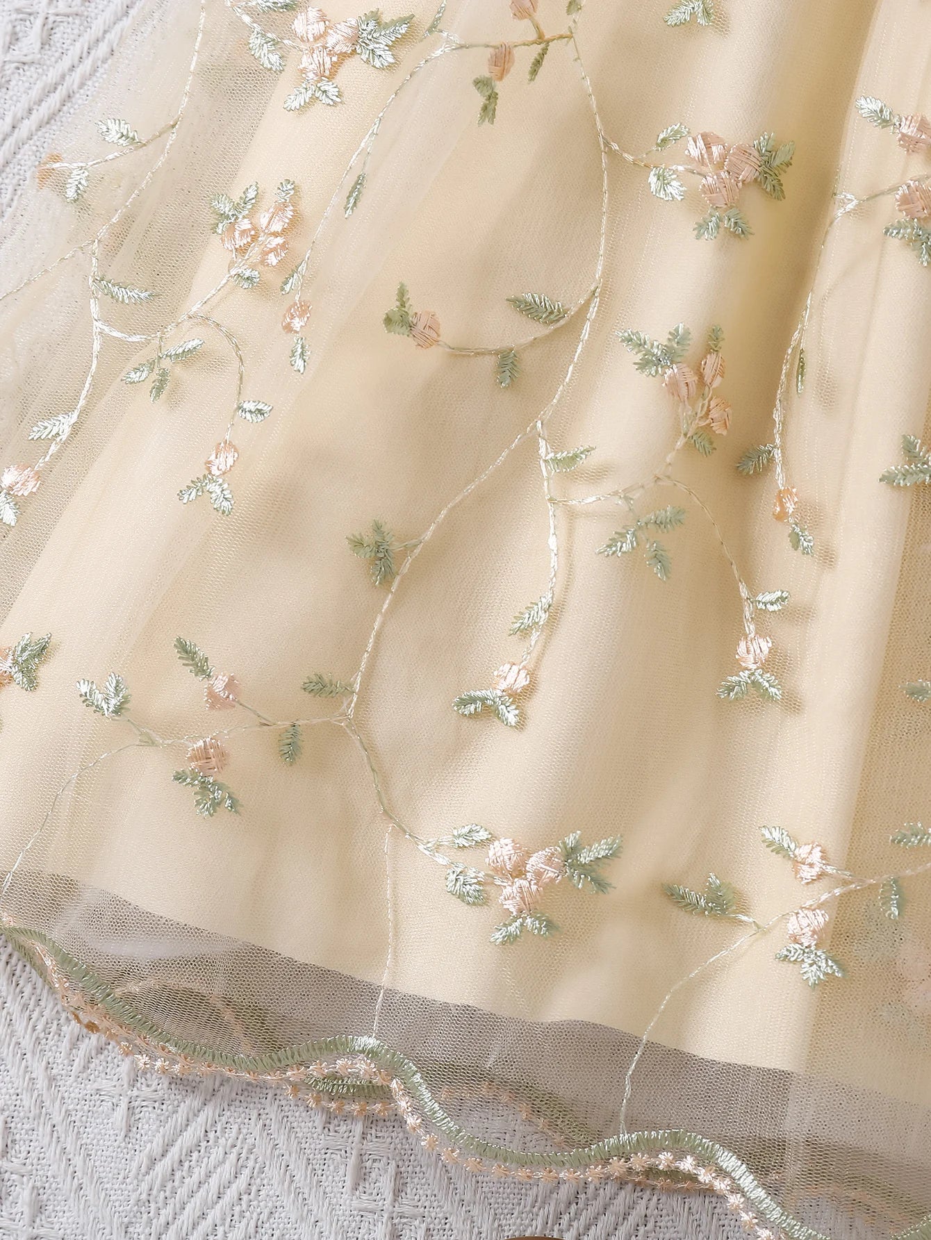 A summer fashionable girl dress with small floral embroidery, net gauze and bow decoration, and a cute princess dress