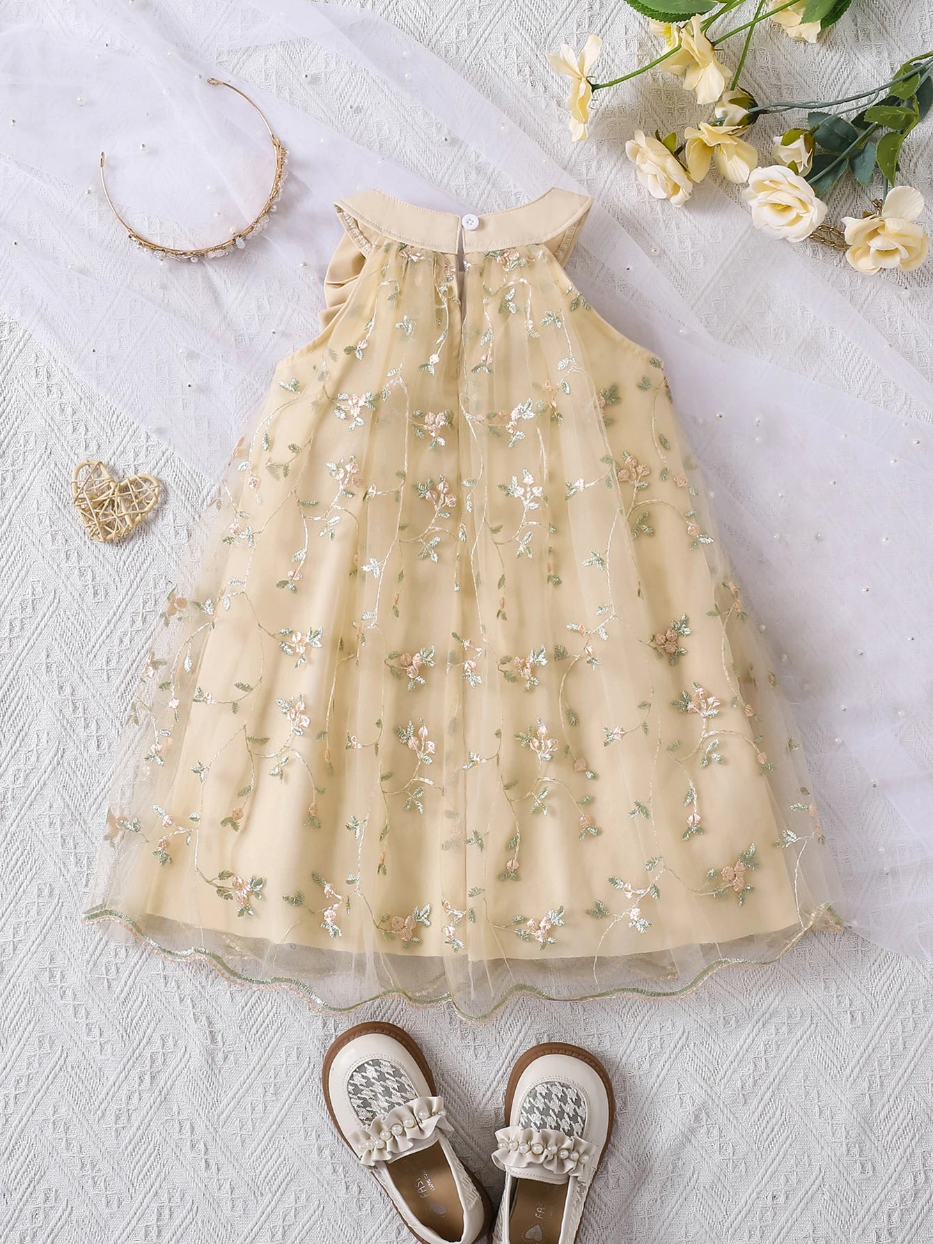 A summer fashionable girl dress with small floral embroidery, net gauze and bow decoration, and a cute princess dress