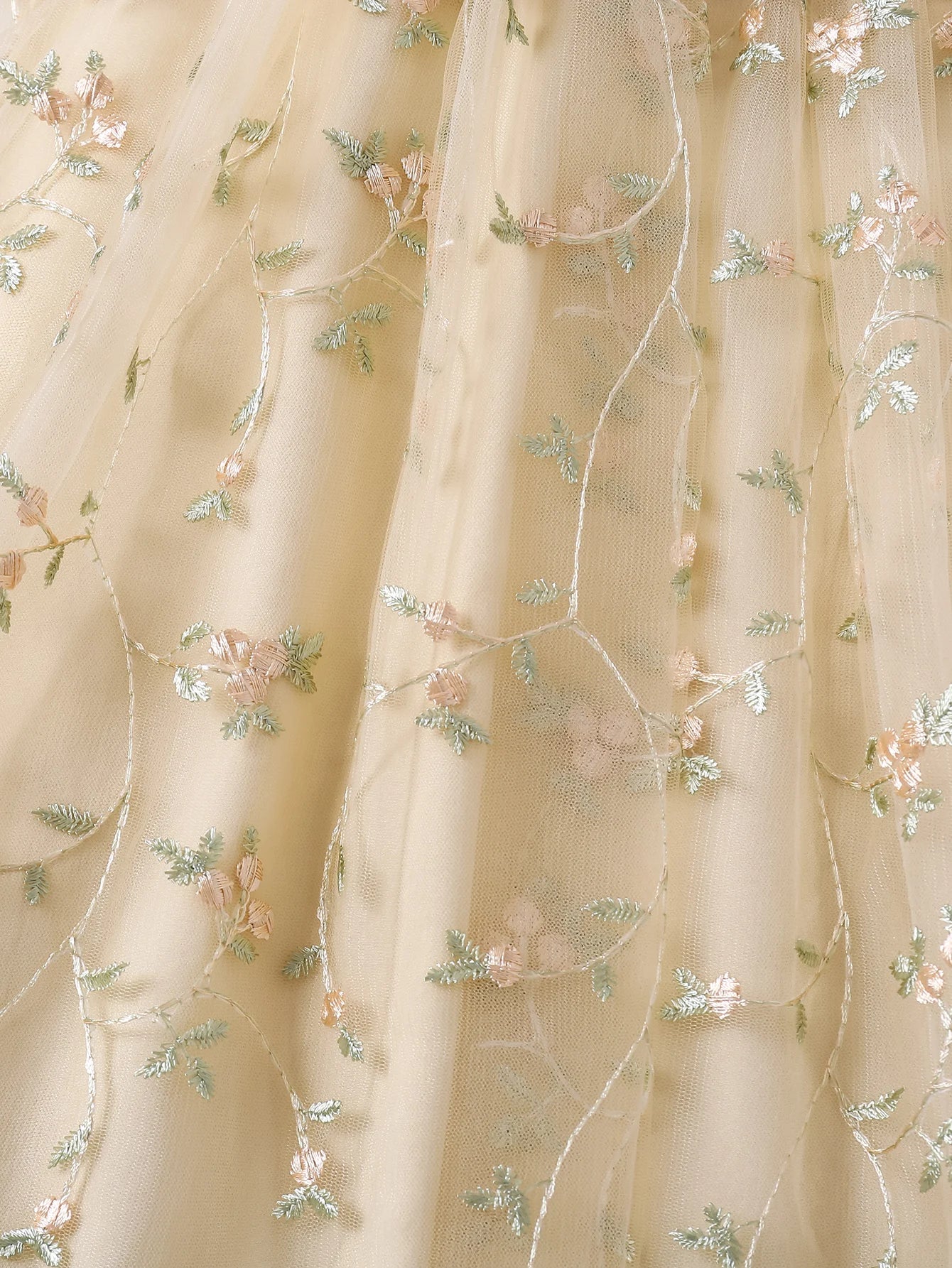 A summer fashionable girl dress with small floral embroidery, net gauze and bow decoration, and a cute princess dress